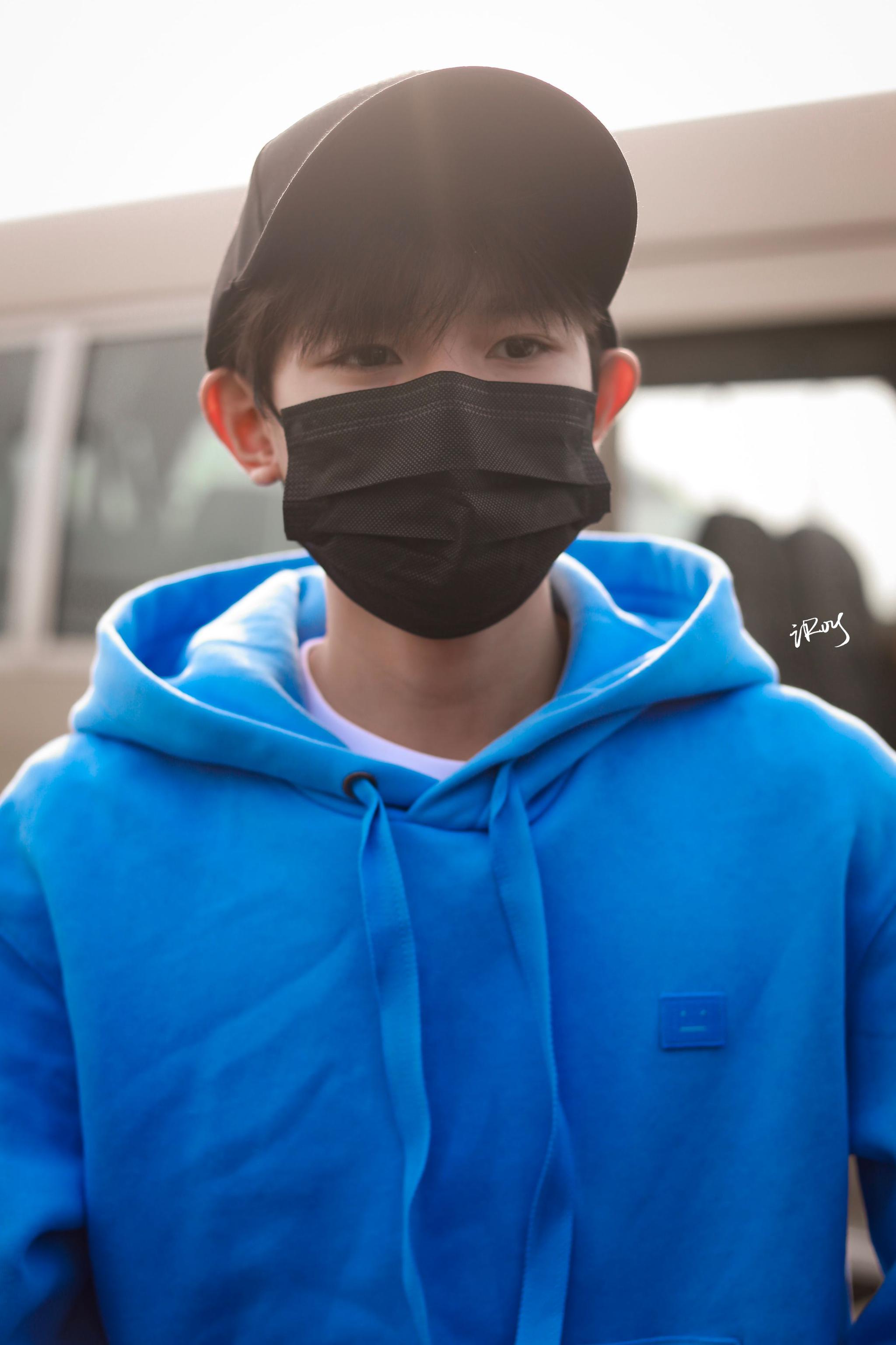 《我是唱作人》王源表演结束,导师的评语像在