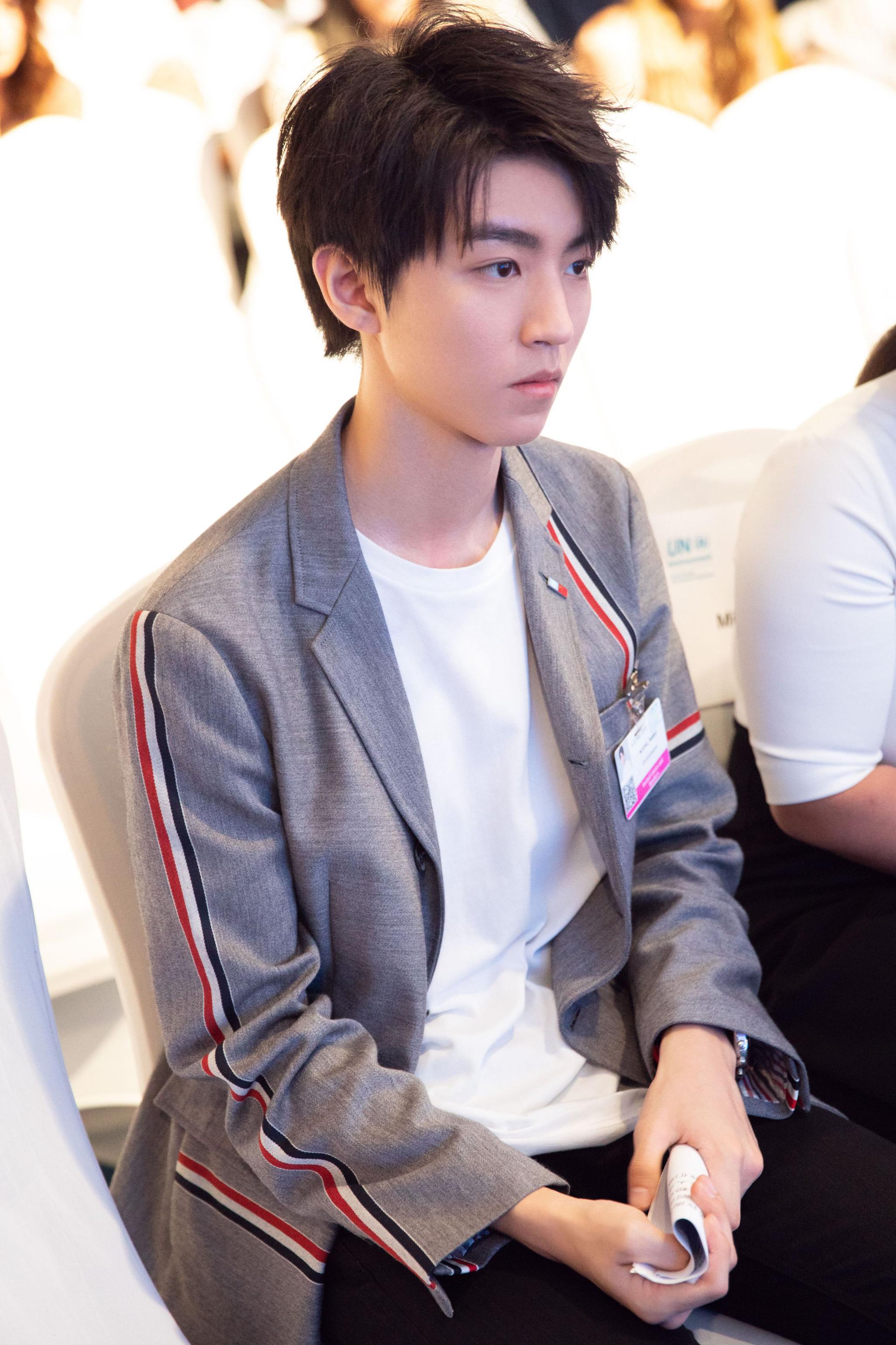 王俊凯这是要把粉丝训练成显微镜女孩吗?最新摄影作品把粉丝难住