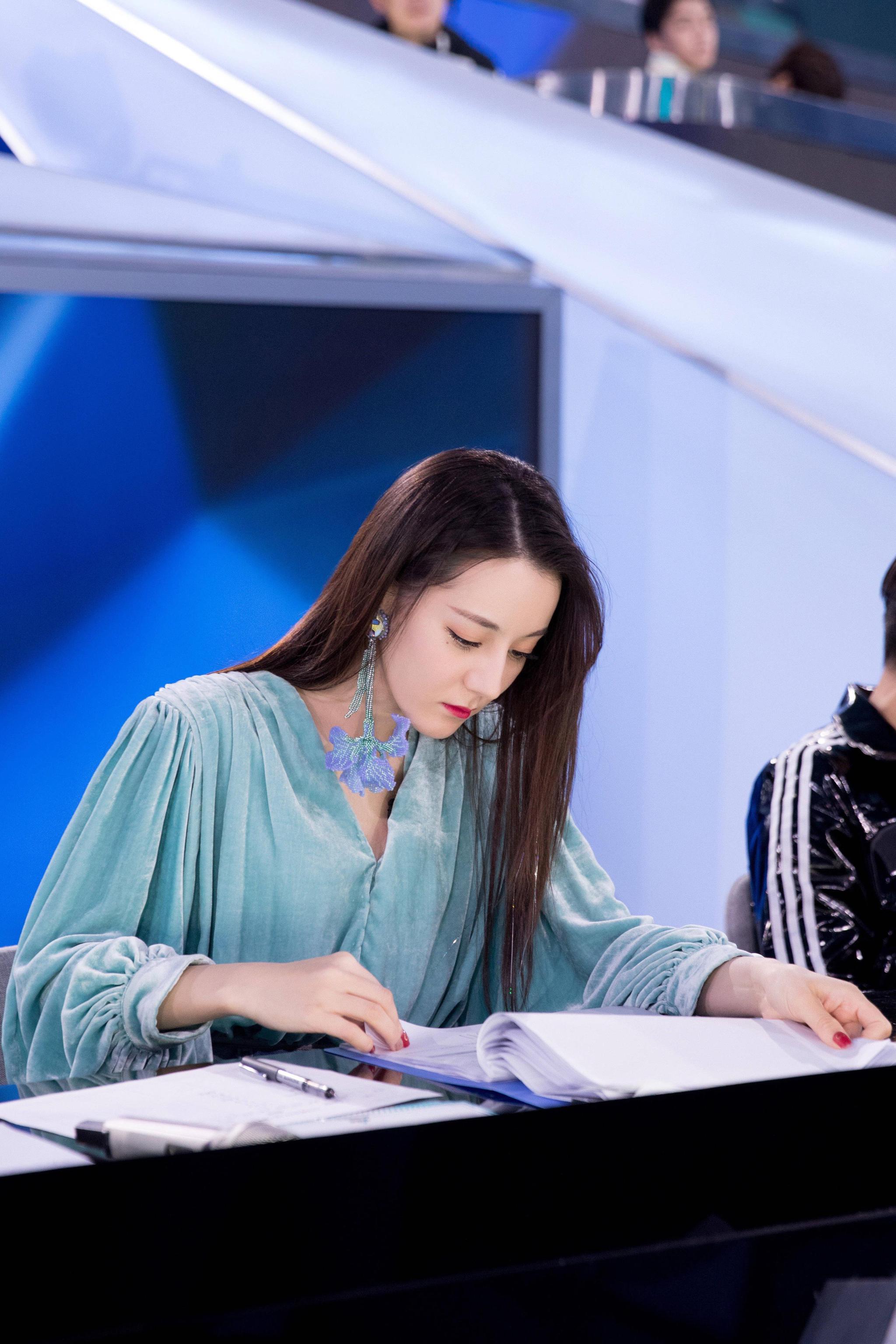 创造营2019开播迪丽热巴热短裙大秀纤细美腿侧颜完美