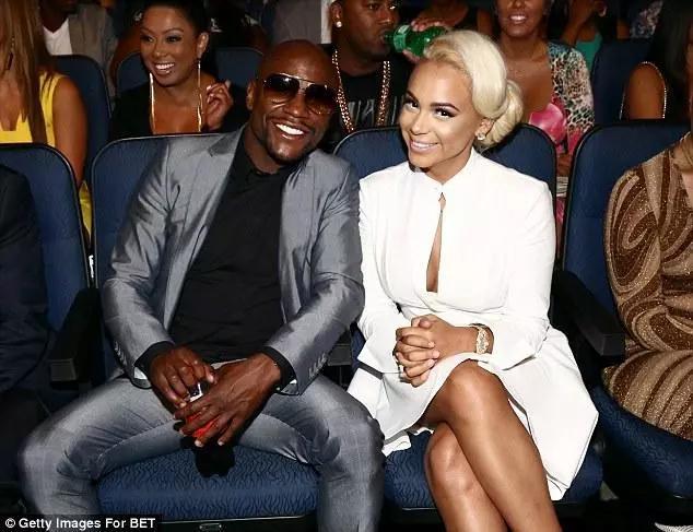 拳王梅威瑟不打比赛也赚大钱?七个女友这时候就派上用场了