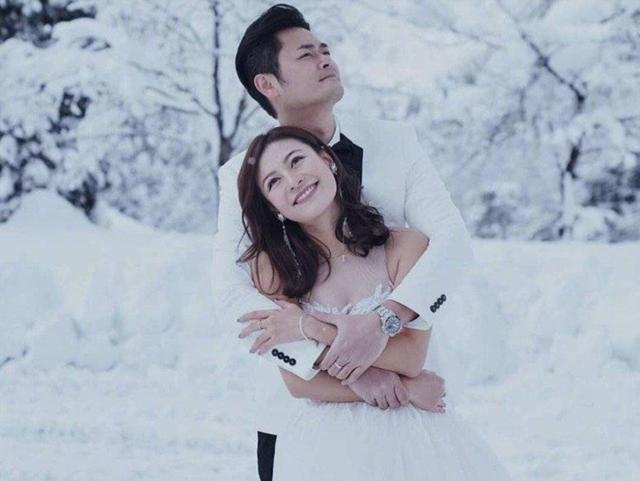 江若琳与萧润邦香港大婚 着中式礼服戴龙凤金饰风光出嫁