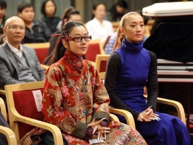 60岁杨丽萍携杨舞登央视,夸赞女徒弟舞技超群,两人同框似姐妹花