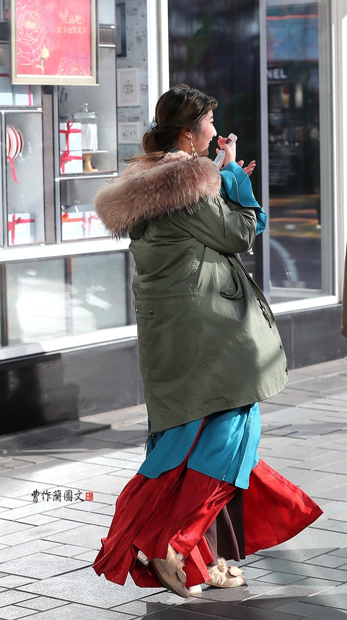街拍降温寒天穿中式古典服装的美女