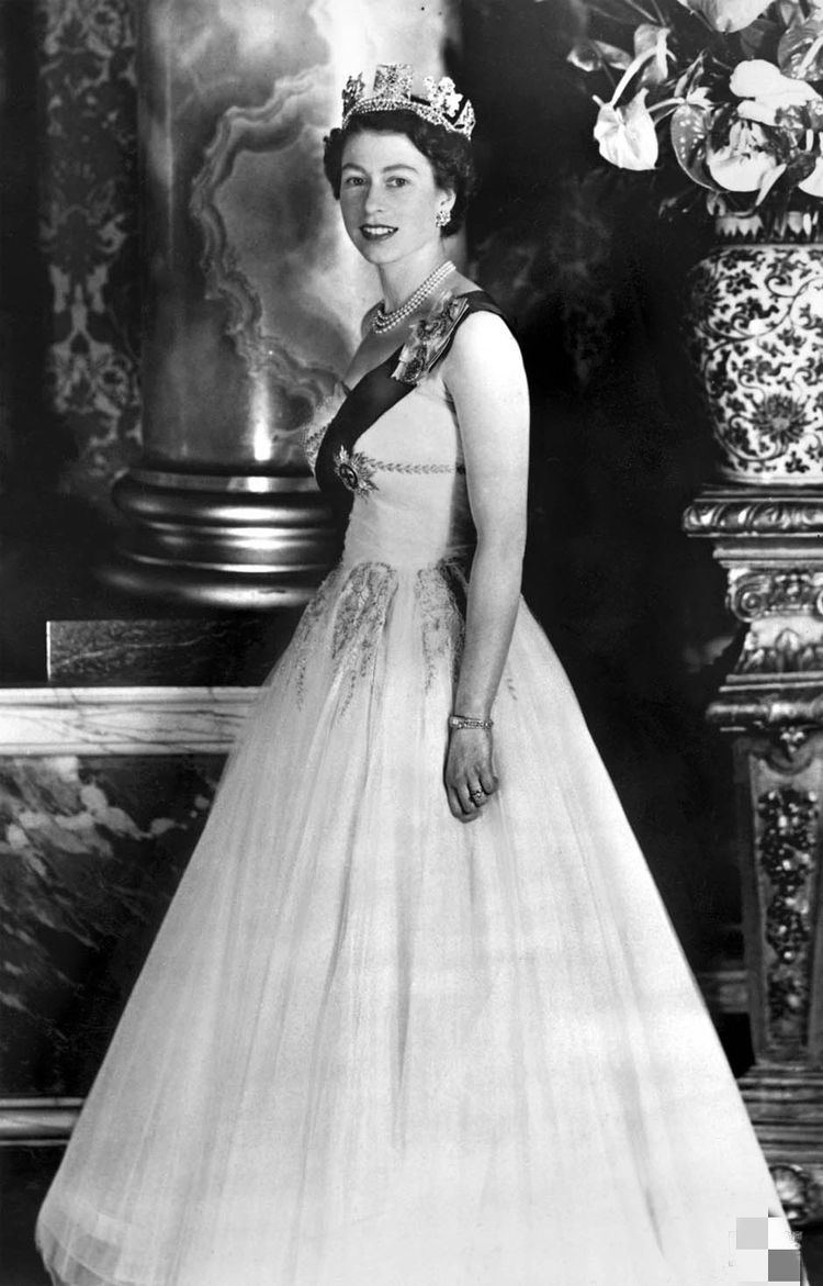 英国女王伊丽莎白二世90多岁了,为什么不退位呢?