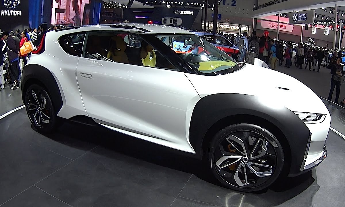 enduro拥有现代全新的家族设计,六边形进气格栅以及犀利小巧的前头灯