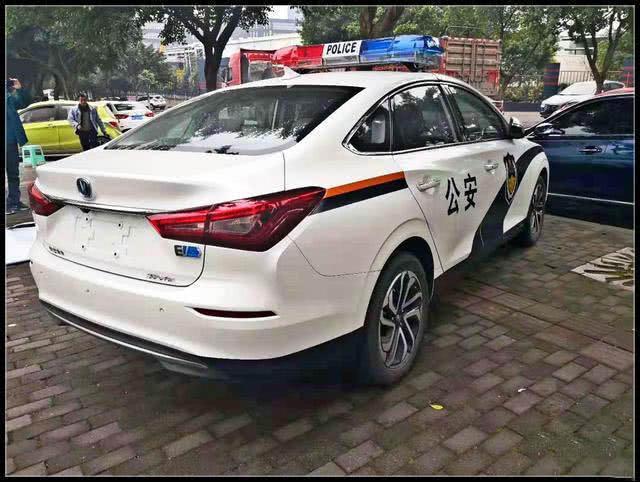 偶遇长安新能源警车快充45分钟续航360km售价12万