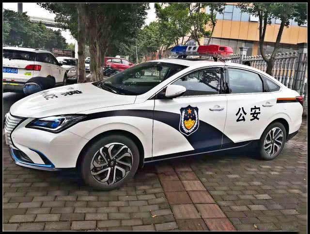 偶遇长安新能源警车快充45分钟续航360km售价12万