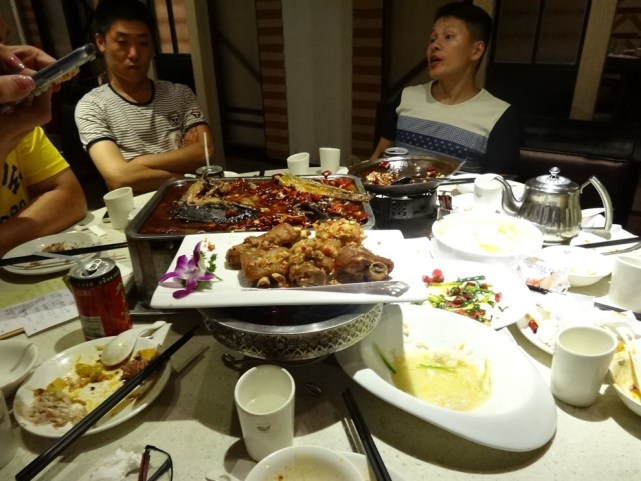 外国小伙来中国留学,跟同学去吃饭,不理解他们的这种做法!