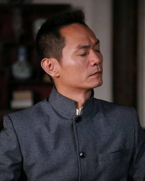 他母亲去世妹妹发疯,婚后得影帝妻子却得癌逝去,今依旧单身一人