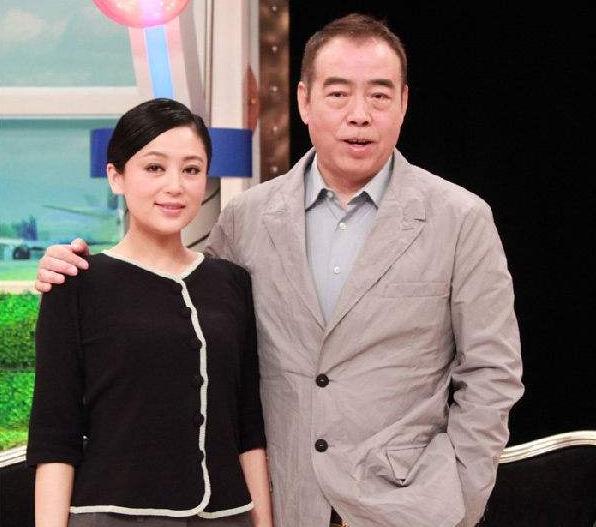 陈凯歌前妻洪晃近照曝光,满头银发无比沧桑,网友:依旧有魅力!