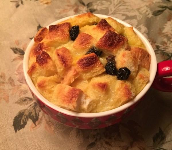 充分搅拌后加入面包,面包可撕成小块,在加入布丁,放入微博炉200度烤10