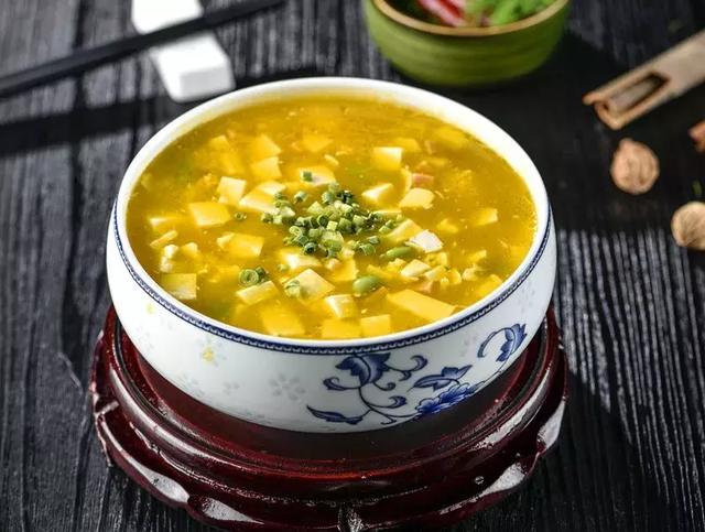 准备材料:淡豆豉12g,葱白15g,豆腐4块.