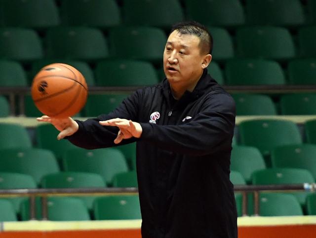 辽宁男篮踢馆山东,不料遇到两位"老师傅"!