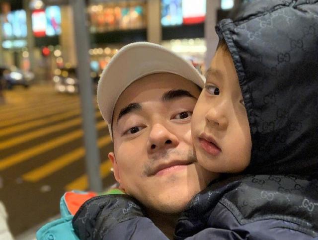 主持人李晨儿子罕见正面照,五官立体大眼呆萌超有范儿