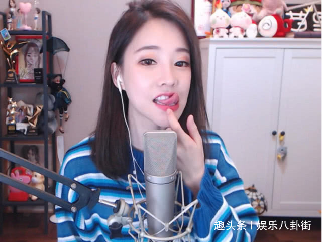 冯提莫秀舌头,不料暴出身体上的秘密,发大招了