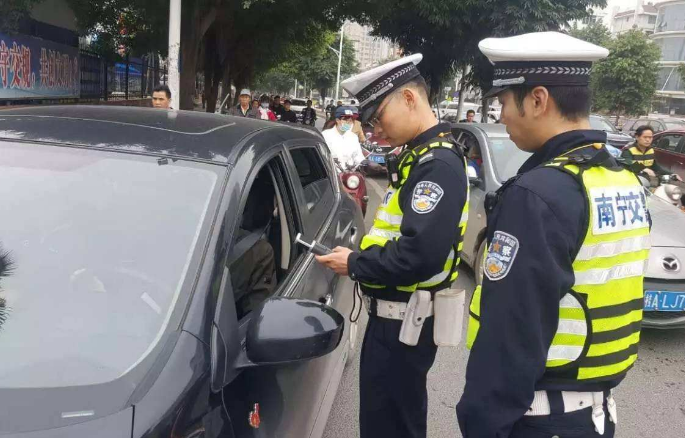 多次违章却从没被电子眼拍到过?竟然有小技巧!交警:想跟你谈谈