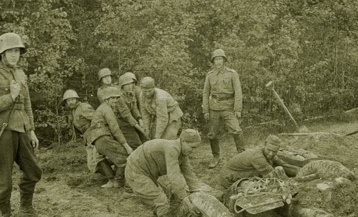 二战镜头在芬兰军人监视下苏联战俘挖埋藏在地下的火炮