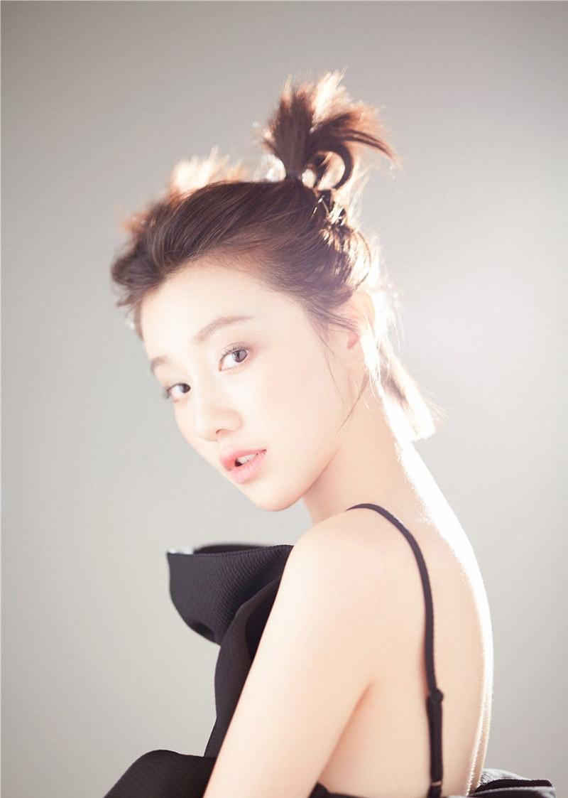 大姐华兰——王鹤润性感黑色吊带裙配羊角辫,一飞冲天呀