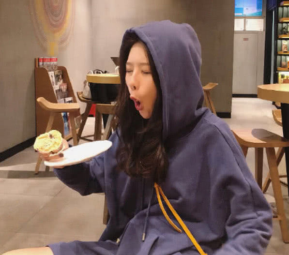 温婉放飞自己了?做搞怪表情停不下来,网友:终于信你没整容