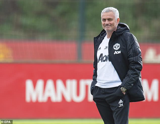 穆里尼奥度过信任危机,曼联全队找回笑容!