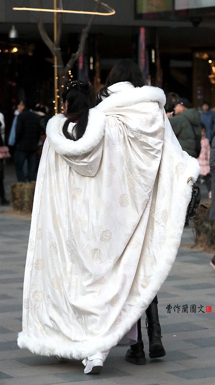 一袭真丝曳地大披风,演绎古典文化之美,闺蜜同披披风更暖人