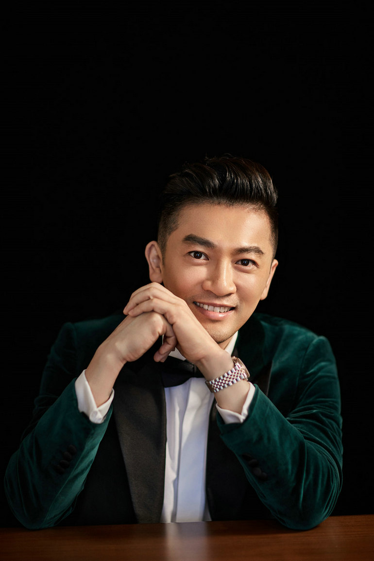 苏有朋墨绿丝绒单扣礼服出席长春电影节闭幕式苏有朋后背头发型苏有朋