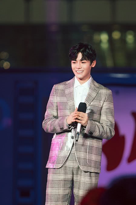 侯明昊亮相北京卫视跨年冰雪盛典 和宋祖儿同台演唱《同学》