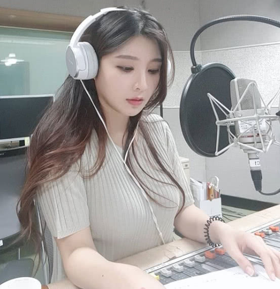 微胖型电台主播为减肥每天健身