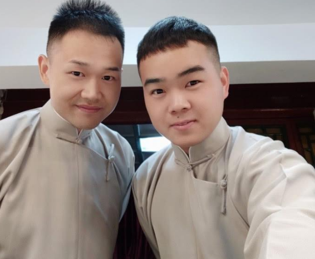 二队的队长李鹤东,那是郭德纲的"干儿子",进入德云社前也算是呼啸一方