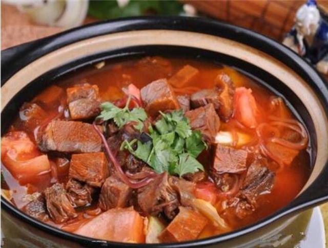 红焖牛肉,牛肉软烂酥,入口即化,汤味浓厚,鲜美可口,营养丰富