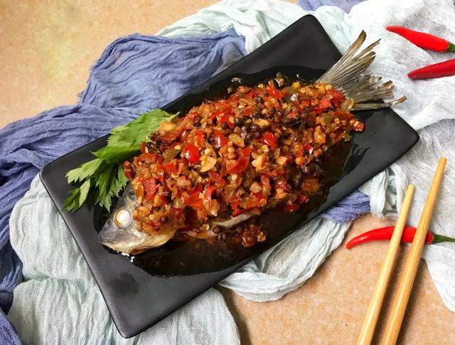 美食大厨教你:"泡椒鲫鱼"的做法,肉嫩味鲜,鲜香爽口