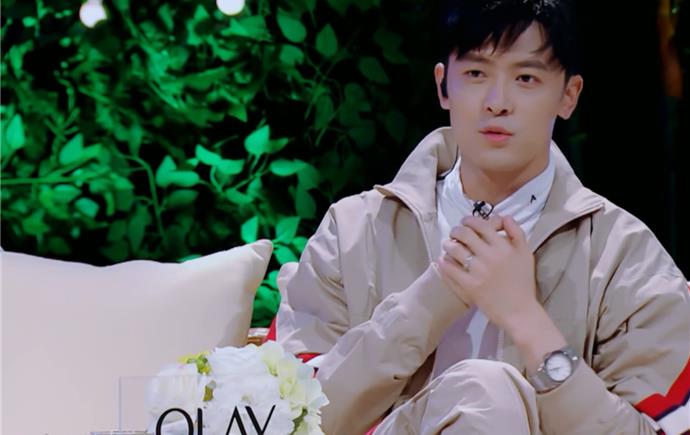 节目当中,在一旁看完谢娜等人的旅行之后,演播厅当中的张杰和付辛博