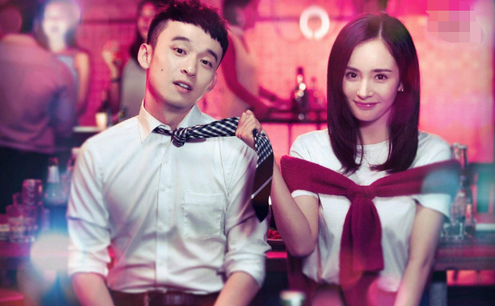 杨幂新戏杀青合影,在人群中白的发光,却被雷佳音的"大头"抢镜