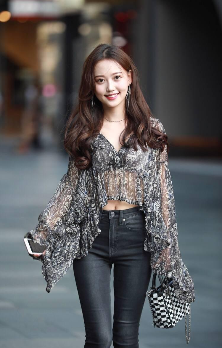 街拍: 小姐姐雪纺衫搭配牛仔裤, 像一只黑色的花蝴蝶