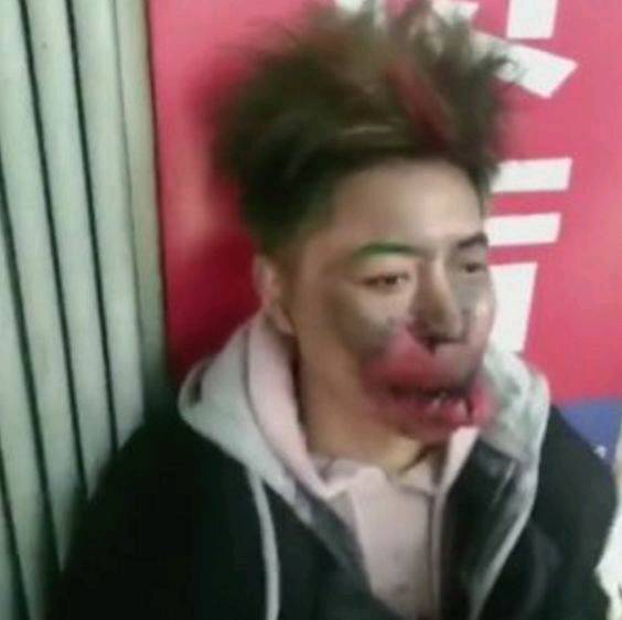 路人看到后报警,得知真相警察却说:活该|警察|路人|打人者_新浪新闻