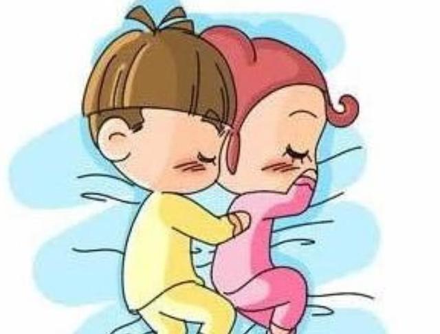 这也是他们强迫症的一种,不分季节不分地点的,睡觉必需的抱着老婆,不