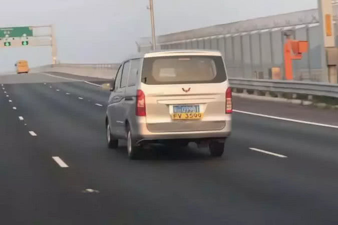 广东高速遇"双牌照"五菱神车,车牌黄底黑字,网友:第一次见