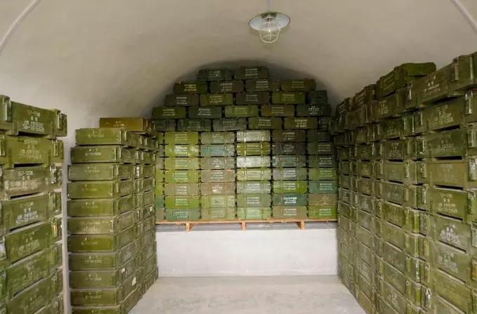 是建在山体内形成的巨大山洞,可以防水,防火,防原子弹,有弹药库,被服