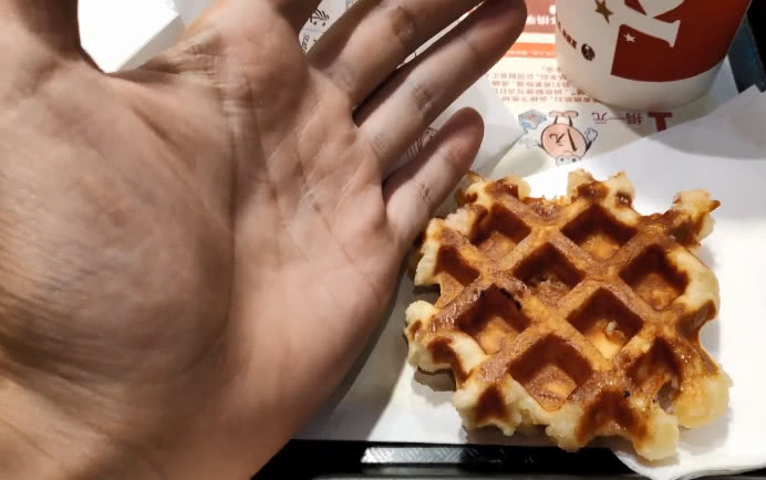 试吃肯德基出的比利时华夫饼,一个八块钱还送冰淇淋