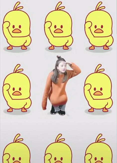 抖音"小黄鸭"火遍全网,人人开始跟风模仿,造型让人大笑!