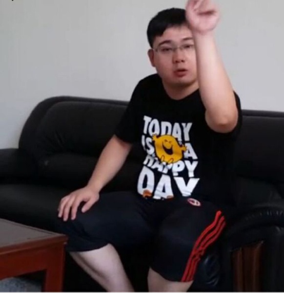 他曾气哭冯提莫,火到直播躺尸也有人买单,如今落魄街头吃路边摊|李赣