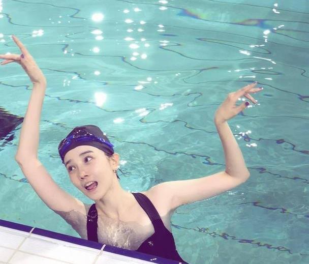 陈小纭游泳时泳姿优雅,肤白貌美,大长腿显露无疑,网