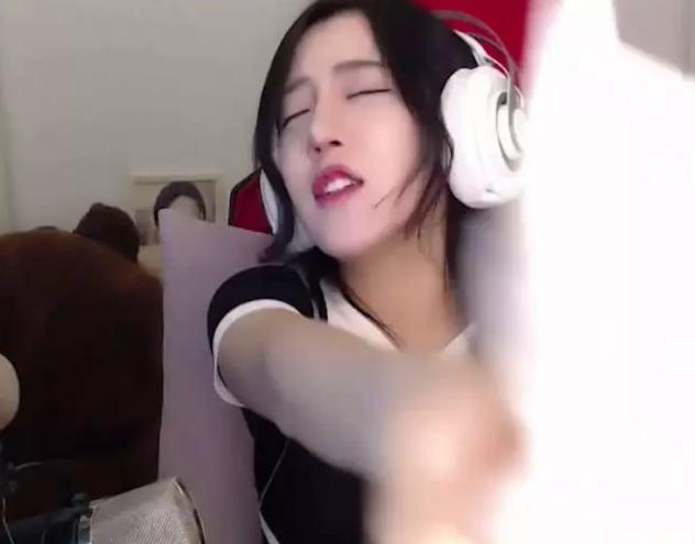 呆妹儿直播喝酒,摸着胸口嘴里说这骚话:最近好像长怕胖了