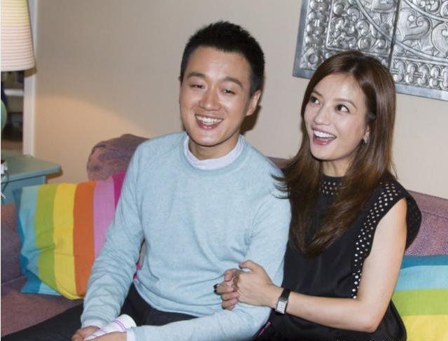 他成名后娶了自己的老师8年生三娃恩爱20年,今将妻子宠成公主