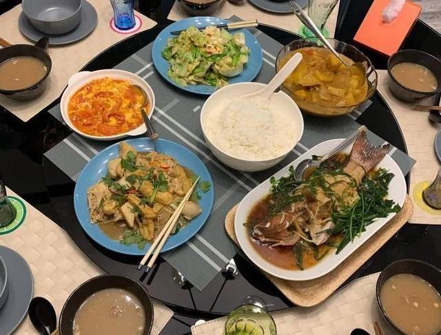 张柏芝家中用餐现5副碗筷,是与第三子生父同居还是另有其人|张柏芝|生