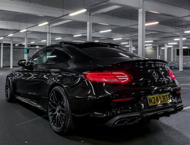 奔驰amg c63宽体改装版,黑色的外观