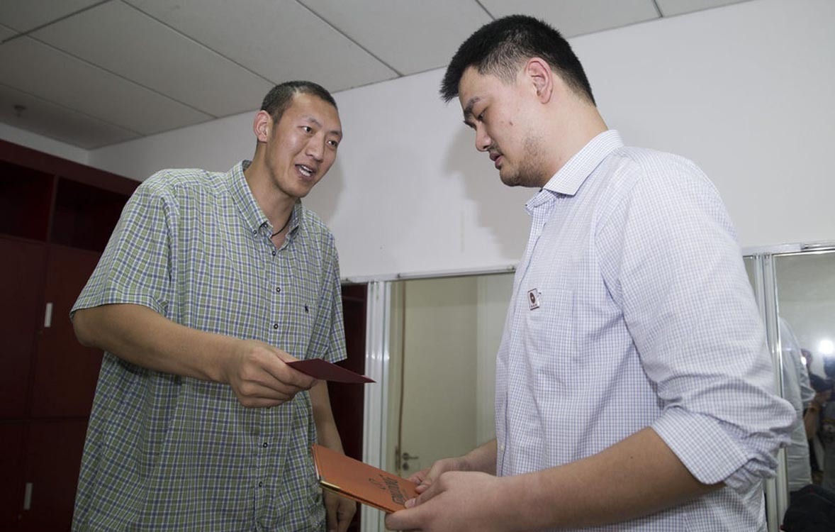 矮48cm妻子险生不出,混迹娱乐受欢迎|孙明明|王治郅|球员_新浪新闻