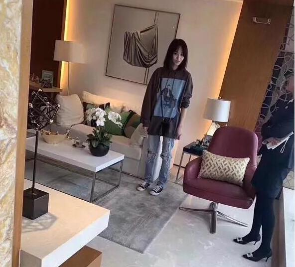 11月4日,有网友在上海偶遇郑爽看房子,当天郑爽打扮休闲,灰色宽松卫衣