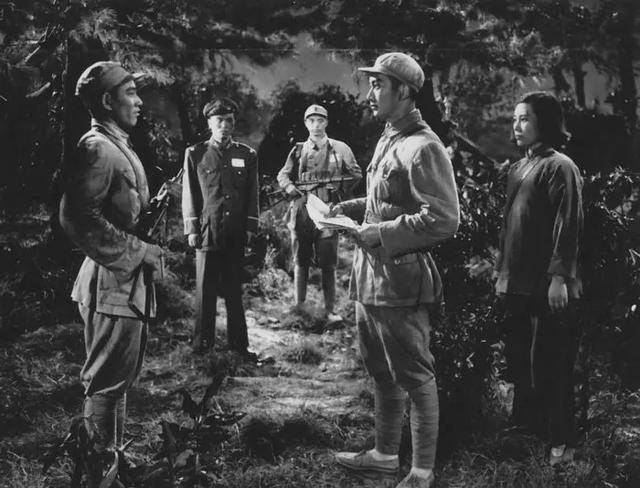 《渡江侦察记》影片讲述了,1948年冬,震惊中外的淮海战役打响了.