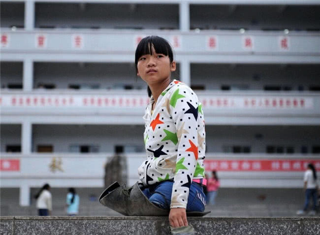 6岁女儿在车祸中推开母亲,自己却失去双腿,13年后她变成这样